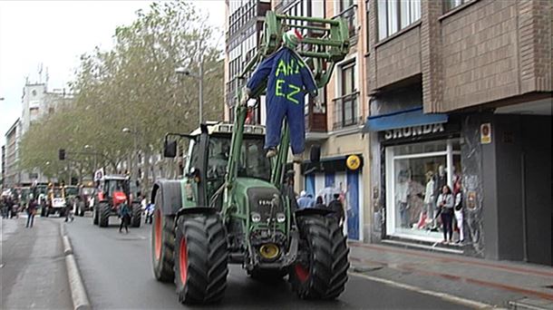 Tractores abriendo la marca anti TAV en Vitoria-Gasteiz
