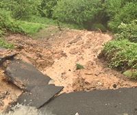 Las lluvias persistentes provocan un socavón en la carretera de Igeldo en Donostia