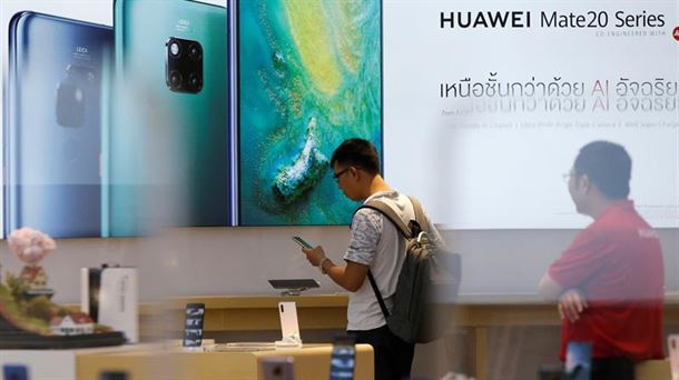 Un cliente revisa un teléfono Huawei en una tienda de la marca en Bangkok 