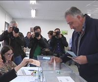 Joseba Asiron acude a votar en Zizur Mayor