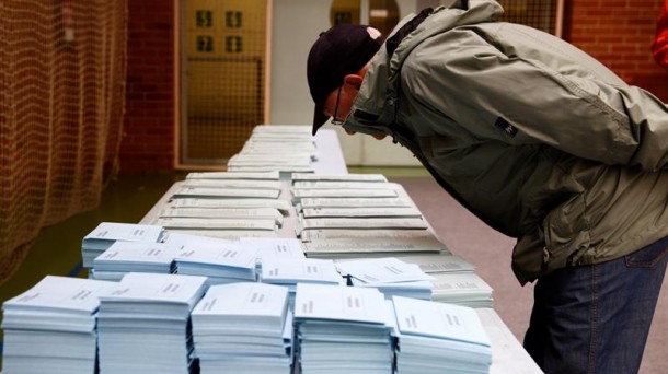 Un ciudadano observa las diferentes papeletas de voto en unas elecciones anteriores. 