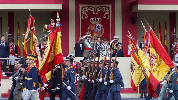 Espainiako Armadaren desfilea Felipe VI erregaren aurrean.