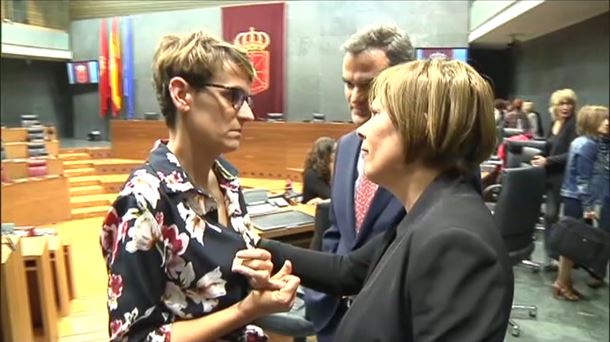 María Chivite (PSN) y Uxue Barkos (Geroa Bai) conversan en el Parlamento