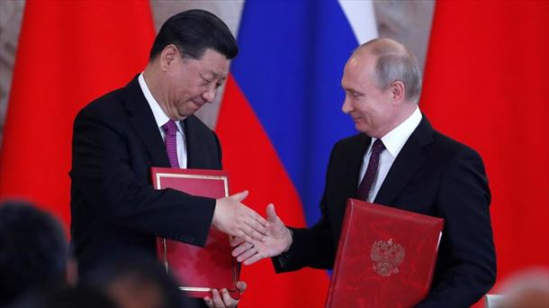 Xi y Putin se estrechan la mano en Moscú. 