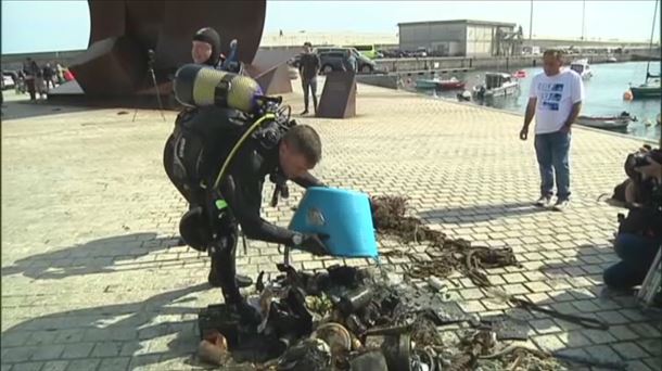 Imagen de la basura recogida los submarinistas en Urdaibai