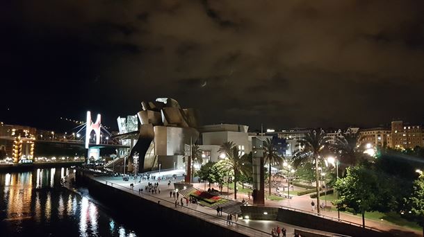 El museo Guggenheim, iluminado durante la Noche Blanca de 2018