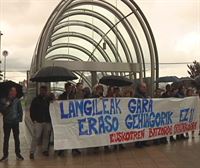 Trabajadores de Euskotren se concentran para denunciar la agresión a una compañera