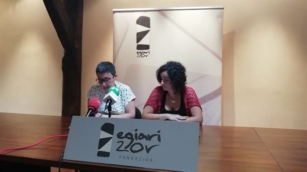 Las representantes de Egiari Zor, Ixone Fernandez y Karmele Urbistondo.