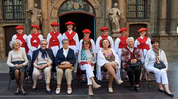 Homenaje a las primeras dantzaris mujeres del ayuntamiento de Pamplona