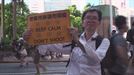 Manifestantes intentan romper las puertas del Parlamento de Hong Kong