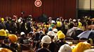 Un grupo de manifestantes toma por la fuerza el Parlamento de Hong Kong