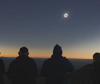 El eclipse solar ensombrece y fascina a Sudamérica