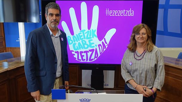 Eneko Goia y Duñike Agirrezabalaga en la presentación de la campaña contra las agresiones sexistas.