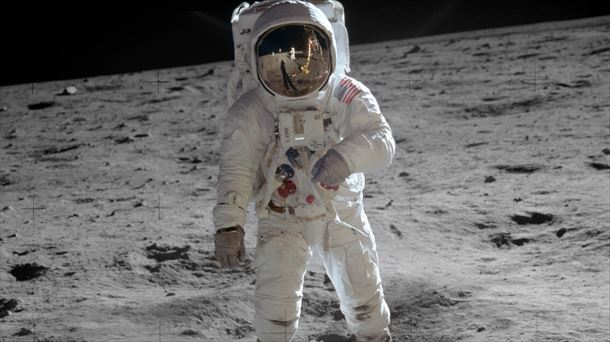Buzz Aldrin fotografiado por Neil Armstrong en la Luna. Wikipedia