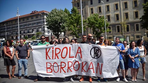 Manifestación de trabajadores del sector de locales y campos deportivos de Bizkaia