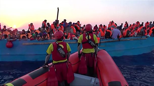 Imagen de archivo de migrantes rescatados en el Mediterráneo.