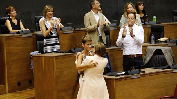 Uxue Barkos abraza a María Chivite en el Parlamento de Navarra.