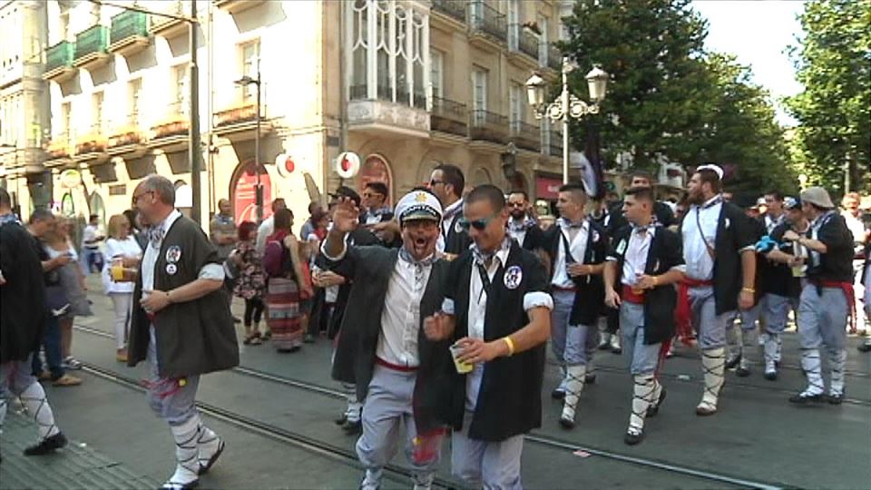 Perforación estoy feliz Regenerador Vídeo: Primer paseíllo de blusas y neskas en Vitoria-Gasteiz 2019 - Pueblos  y Ciudades - EITB