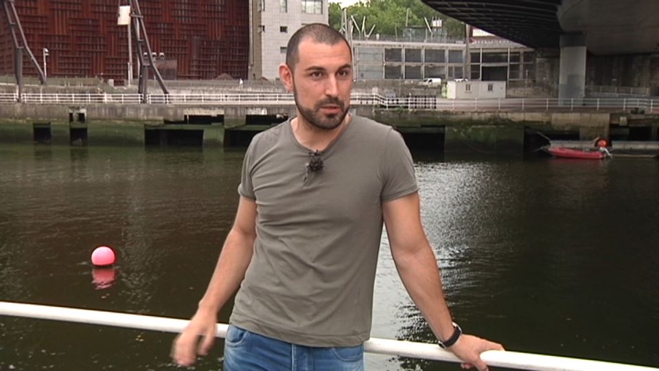 Peio El Polic a Que Ha Saltado A La R a De Bilbao Para Salvar A Una Mujer
