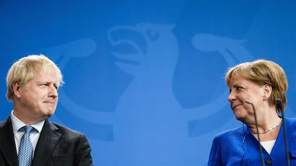 Boris Johnson eta Angela Merkel. Artxiboko argazkia: EFE