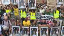 Manifestantes denuncian la inacción política de Macron, en Baiona