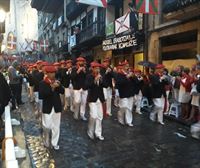 La brecha entre los dos desfiles de nuevo protagonista del alarde de Hondarribia tras el parón por la pandemia