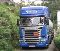 Retirado el camión con material inflamable que se había quedado atrapado en Sondika