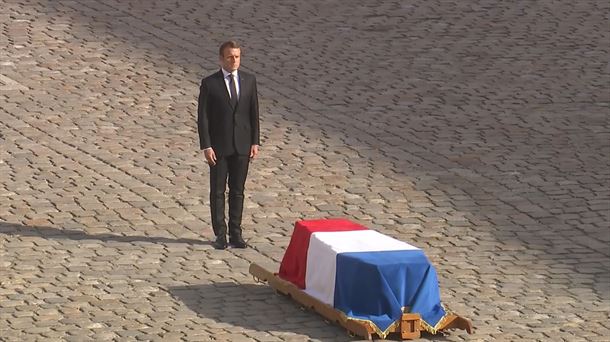 Macron ante el féretro de Chirac