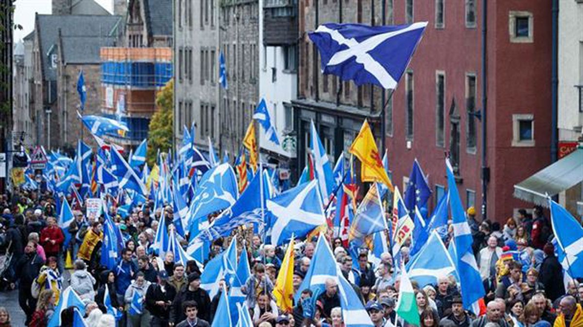 Miles de personas reclaman la independencia de Escocia en Edimburgo |  Noticias del mundo | EITB