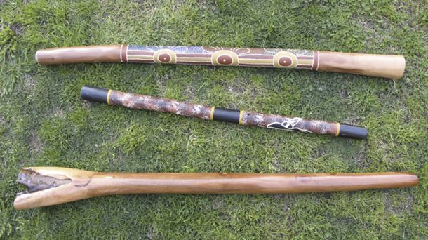 Diversos tipos de didgeridoo. Wikipedia