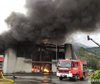 Desalojadas varias empresas de Iurreta por un incendio en un pabellón industrial