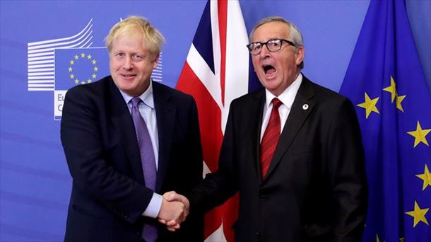 Johnson y Juncker se estrechan la mano