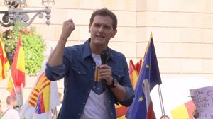 Albert Rivera es recibido en la plaza Sant Jaume entre cánticos de 'Yo soy español'