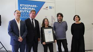 Ainara Munt con el premio de traducción Etxepare-Laboral Kutxa