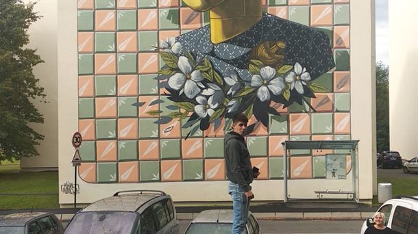 Nextor Otaño posa ante uno de los murales de Baiona
