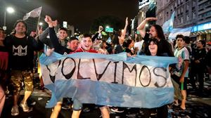 Un grupo de personas celebra la victoria de Fernández, nuevo presidente de Argentina. Foto: EFE.
