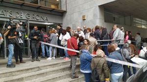 Cola frente al palacio de justicia de Girona para autoinculparse por el 'procés'