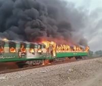 Gutxienez 65 pertsona hil dira Pakistanen tren batean piztutako sutean