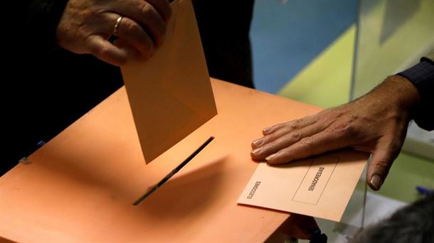 Una persona deposita su voto en las últimas elecciones celebradas en la CAV.