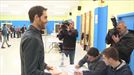Sergio Sayas anima a la gente a ir a votar