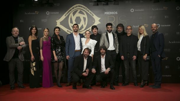 El equipo de 'La Víctima Número 8' en la gala de los Premios Iris