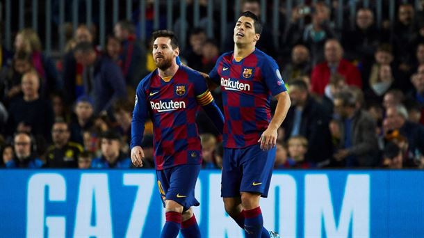 Messi eta Luis Suarez elkarri besarkatuta.