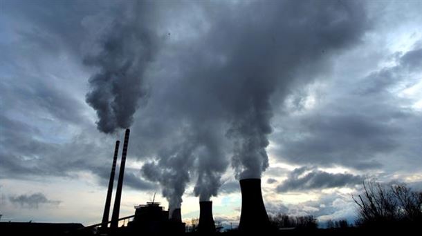 Una fábrica emitiendo CO2. Foto de archivo: EFE