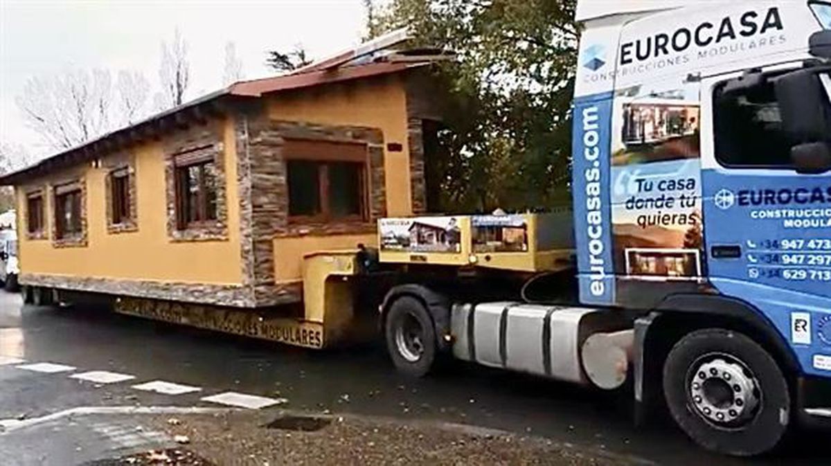 Asi Han Traido Y Colocado La Primera Casa Prefabricada De Vitoria Gasteiz Eitb Radio Vitoria