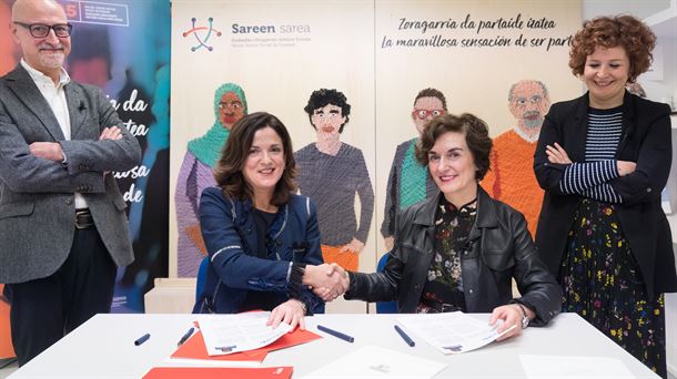 Beatriz Artolazabal y Maite Iturbe tras la firma del acuerdo