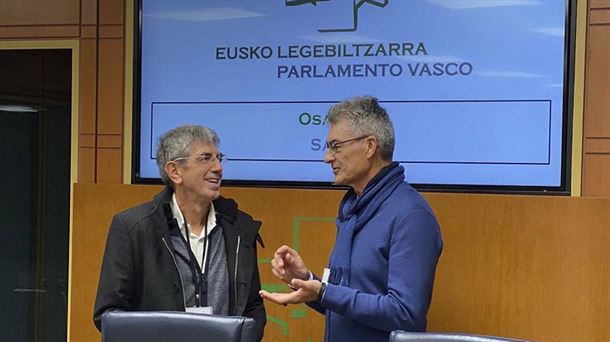 Los doctores Karmelo Bizkarra y Juanjo Martínez en el Parlamento Vasco 
