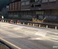 Fallece un joven de Eibar al caer al río el vehículo que conducía en Soraluze