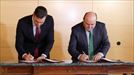 Ortuzar y Sánchez firman el acuerdo de investidura 