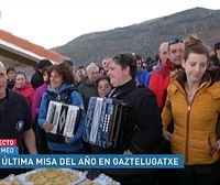Cerca de 500 personas acuden a la última misa del año en San Juan de Gaztelugatxe