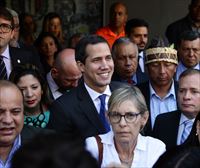 Guaidó y los diputados opositores entran por la fuerza en Parlamento venezolano